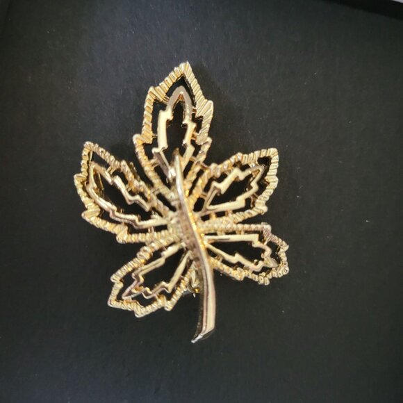 Elegant Gold-Tone Maple Leaf Brooch Pin - 2 Inches - Picture 1 of 3